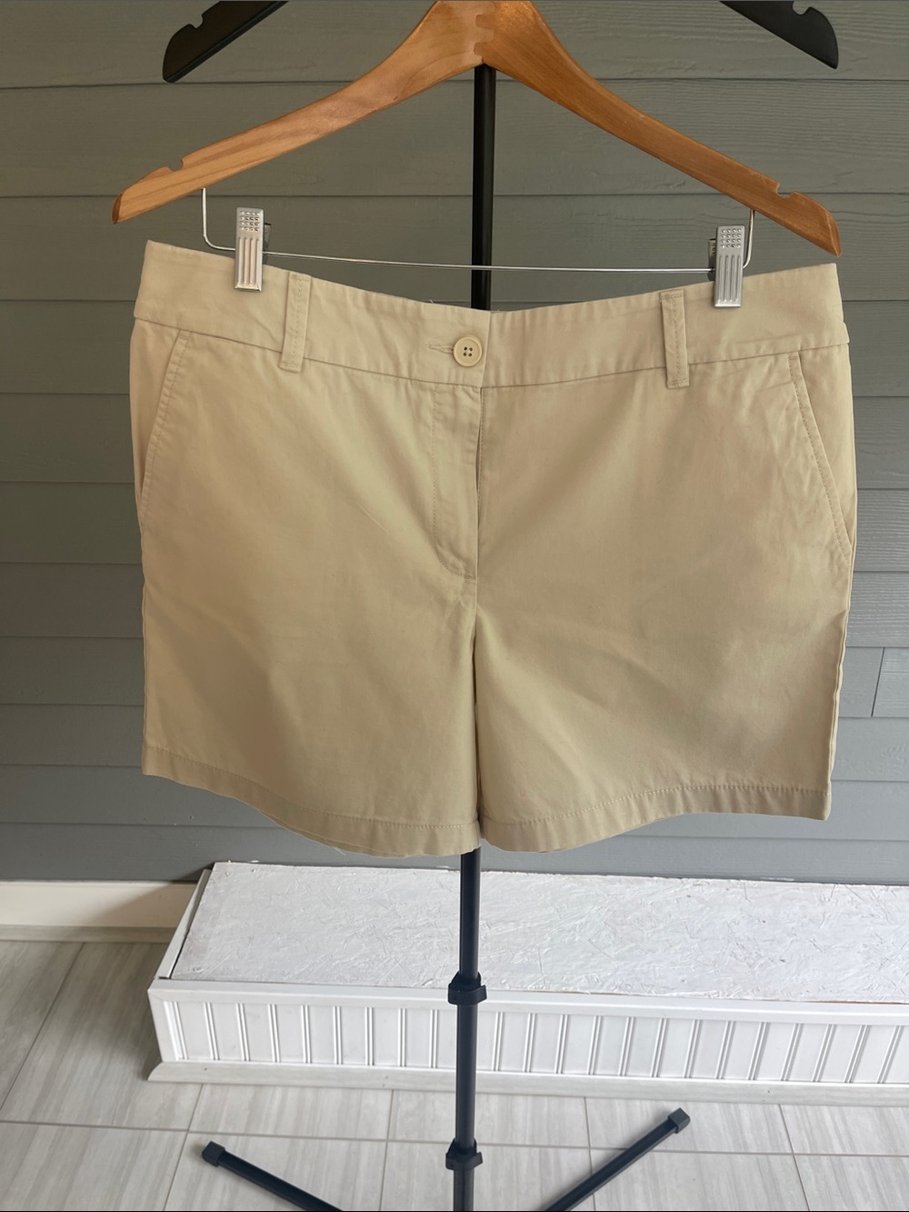 LOFT Beige Classic Cotton Blend 6 inch Shorts Size 12